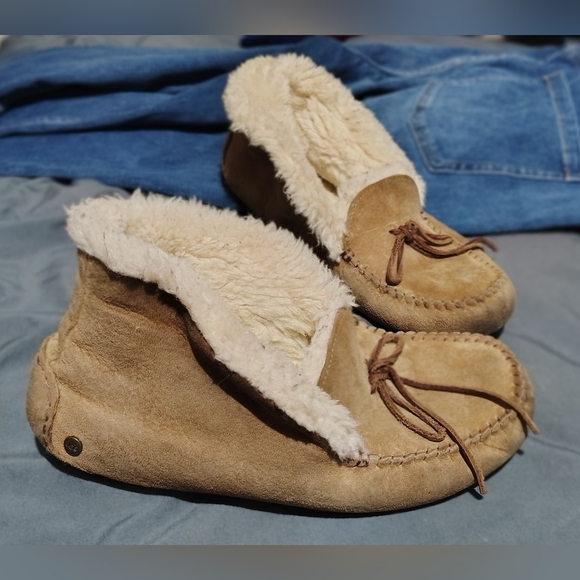 UGG Women's 9 Chestnut Alena Moccasin w/ Sheepskin Lining & Waterproof Sole - Picture 2 of 7